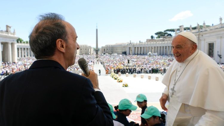 Benigni speaks with the Pope in St Peter's Square