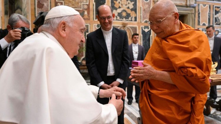 La papa Francisc, o delegație de călugări budiști thailandezi reprezentând Wat Phra Cetuphon