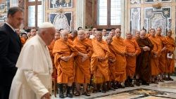 Påvens audiens med buddistmunkar från Wat Phra Cetuphon