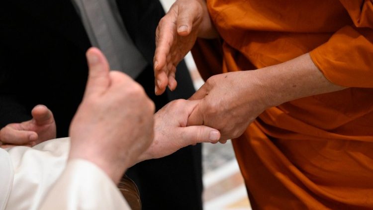 Il saluto del Papa a una delegazione di monaci buddisti dalla Thailandia