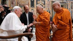 教皇フランシスコ、タイの仏教関係者の使節と 2024年5月27日　バチカン宮殿