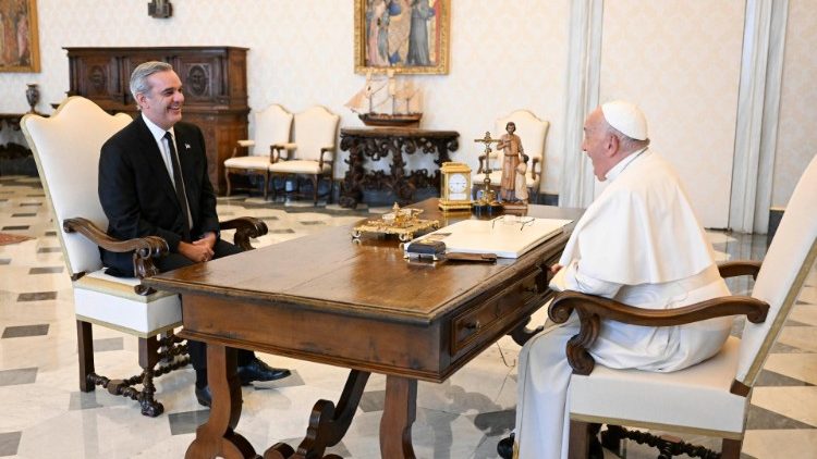 Diálogo ameno del Papa con el presidente Abinader