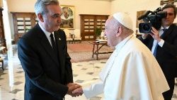 教皇フランシスコ、ドミニカ共和国のアビナデル大統領を迎えて　2024年5月27日　バチカン宮殿