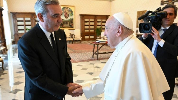 Luis Abinader und Papst Franziskus