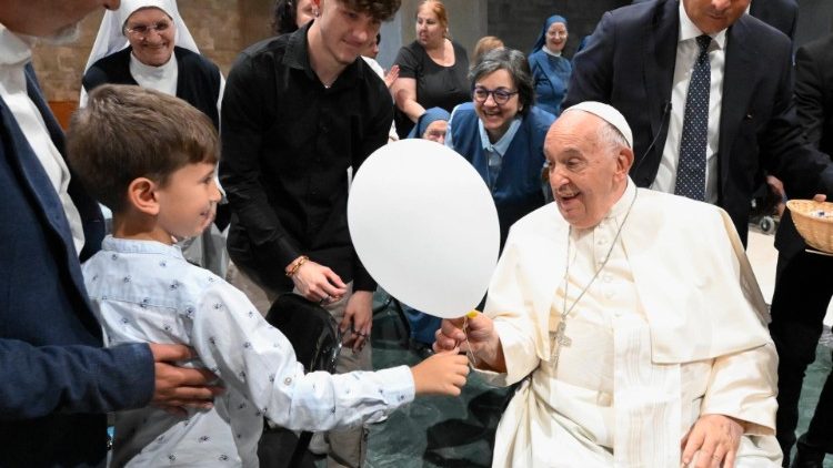 Ferenc pápa az Isteni Mester Kegyes Leányai kongregáció tagjaival, és egy kisgyermekkel
