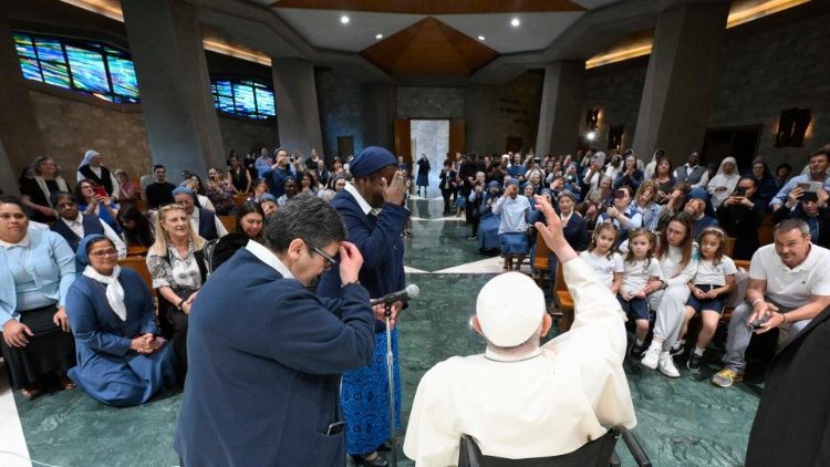 La bendición del Papa a las religiosas de la comunidad