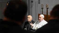 Der Papst besucht Priester