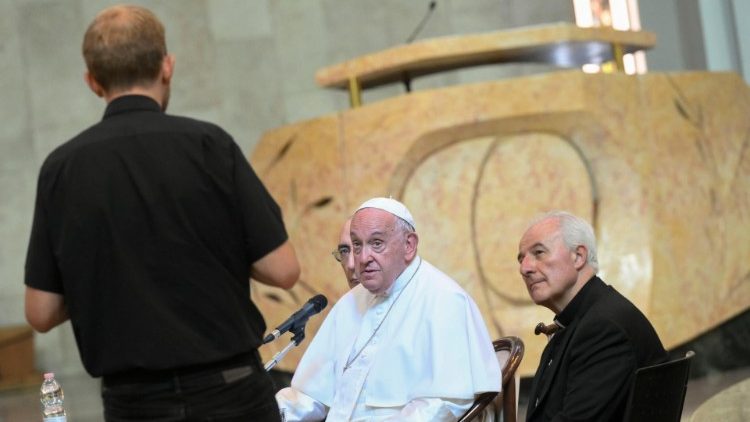 O Papa respondeu perguntas e dialogou com os sacerdotes