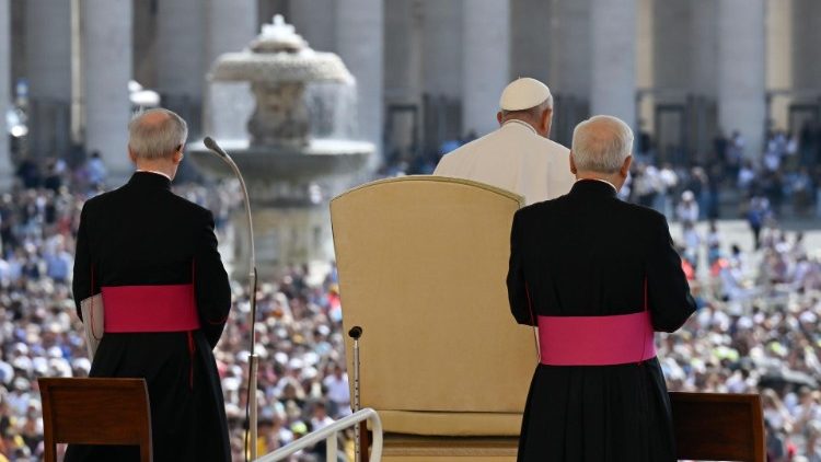 Szerdai pápai kihallgatás a Szent Péter téren 
