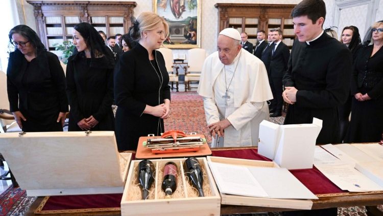 Un momento dell'incontro del Papa con la presidente della Repubblica di Slovacchia