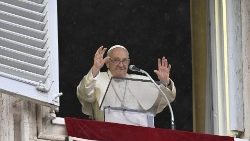 Le Pape François à la fenêtre du palais apostolique ce dimanche 2 juin. 