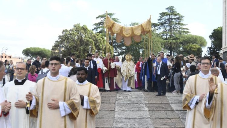 Die Prozession nach S. Maria Maggiore setzt sich in Bewegung