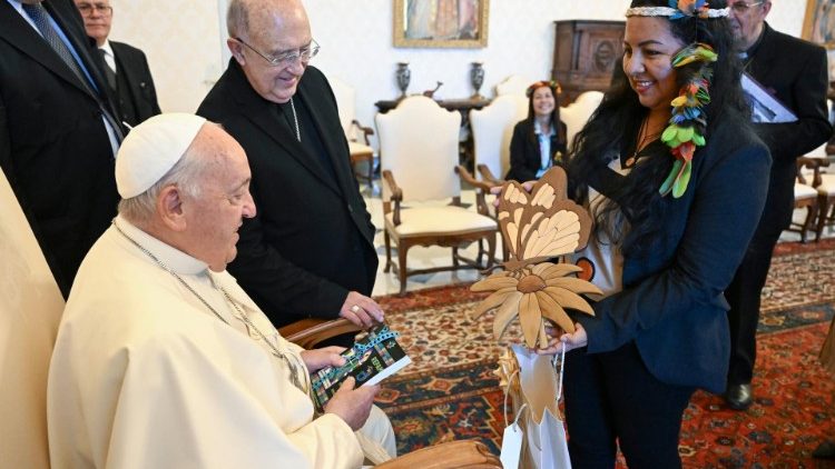 Papa Franjo pozdravlja predstavnike domorodačkog naroda Amazonije