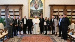 Papa Francesco con le delegazioni della Conferenza Ecclesiale dell' Amazzonia (CEAMA) e della Rete Ecclesiale Pamamazzonica (REPAM). Il cardinale Pedro Barreto è il primo alla destra del Papa