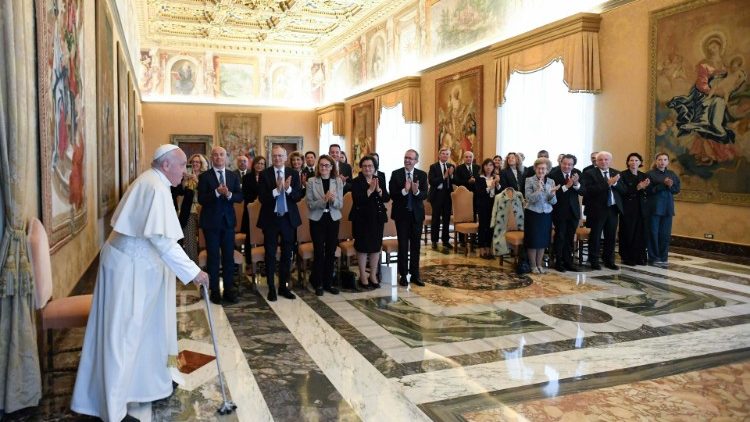 Participantes dos Diálogos por uma Finança Integralmente Sustentável, promovidos pela Fundação Centesimus Annus Pro Pontifice (Vatican Media)