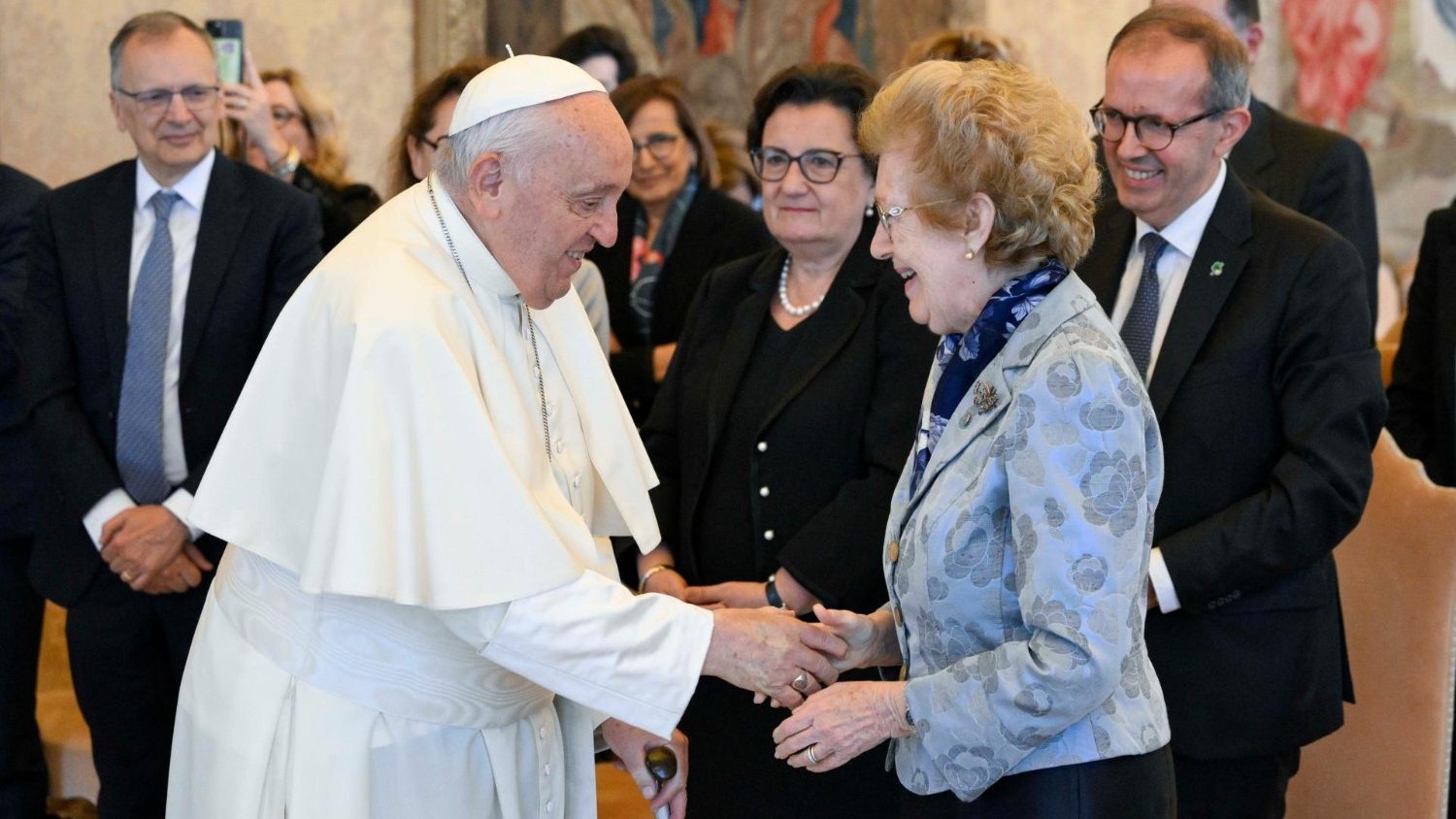 El Papa, con Anna Maria Tarantola, presidenta de la fundación Centesimus Annus