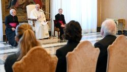 El Papa con los participantes en los Diálogos para una finanza integralmente sostenible, promovidos por la Fundación Centesimus Annus Pro Pontifice
