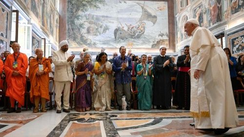 포콜라레 운동이 주최한 종교 간 대화 컨퍼런스 참가자들을 만난 프란치스코 교황