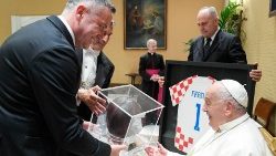 Papież Franciszek przyjmujący chorwacką drużynę piłkarską, 5 czerwca 2024 r.