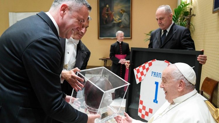 Papież Franciszek przyjmujący chorwacką drużynę piłkarską, 5 czerwca 2024 r.