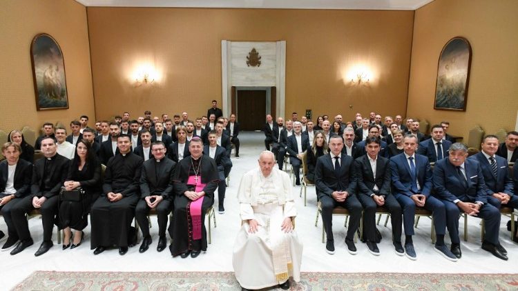 Photo de groupe du Pape avec l'équipe et les dirigeants croates