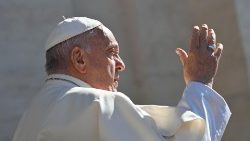 일반알현 중 강복하는 프란치스코 교황