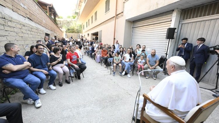 Le Pape en visite dans le quartier Palmarola, en périphérie de Rome. 