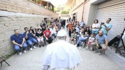 Il Papa nel condominio del quartiere Palmarola, periferia ovest di Roma, per il terzo appuntamento della "Scuola di preghiera"