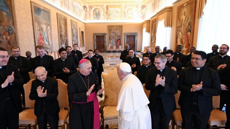 Papež František s vedením a studenty Papežské církevní akademie