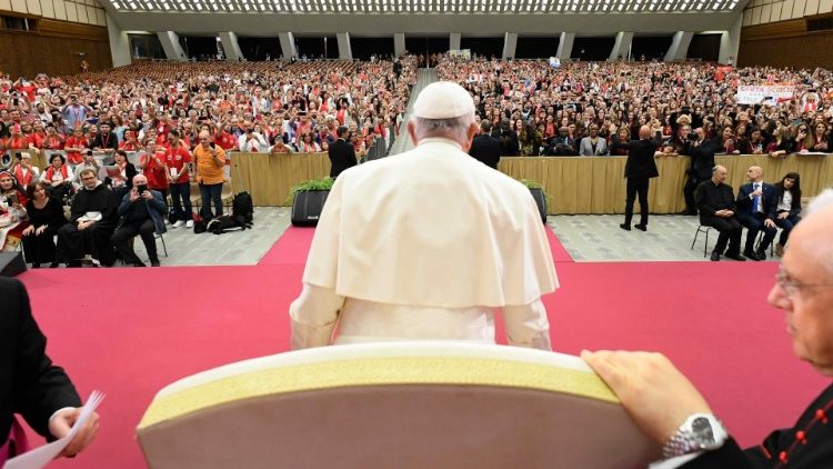 Aulu Pavla VI. v sobotu 8. června zaplnily více než čtyři. tisíce členů pěveckých sborů z celého světa