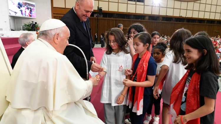 Påven möter några av deltagarna vid körmötet i Vatikanen. 