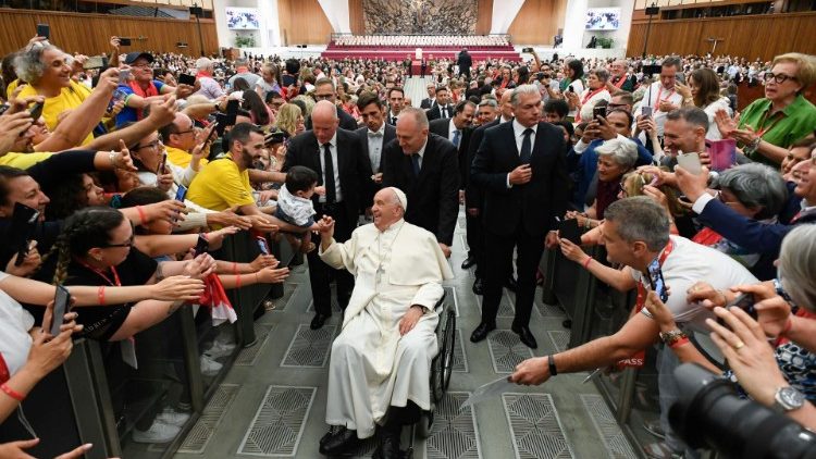 Papa Franjo pozdravlja zboriste u Vatikanu