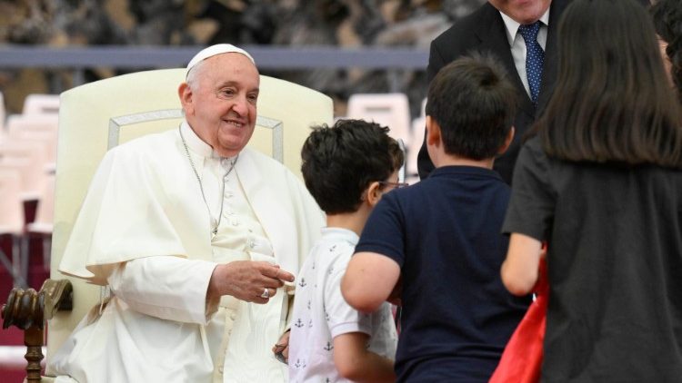 Papa Franjo pozdravlja zboriste na audijenciji u vatikanskoj dvorani Pavla VI