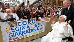 Le Pape François salue des choristes, lors de l'audience dans la Salle Paul VI au Vatican. 