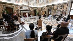   Papa në sallën Clementine gjatë audiencës së sotme me ambasadorët e rinj (Vatican Media)