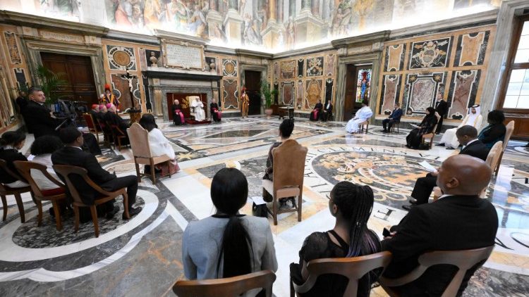 Il Papa in Sala Clementina durante l'udienza di oggi ai nuovi ambasciatori