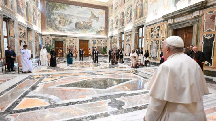 Papa Francisco com os novos embaixadores credenciados junto à Santa Sé