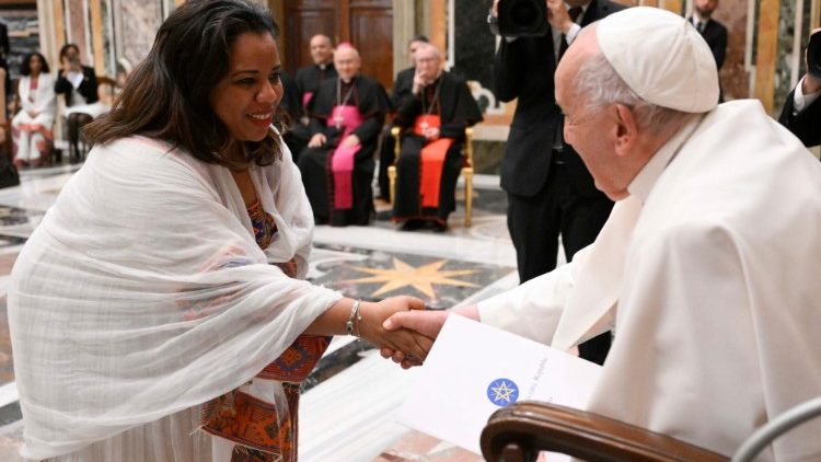 Le Pape reçoit les lettres de créances des nouveaux ambassadeurs près le Saint-Siège.