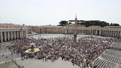 I fedeli raccolti in Piazza San Pietro per la preghiera dell'Angelus con Papa Francesco