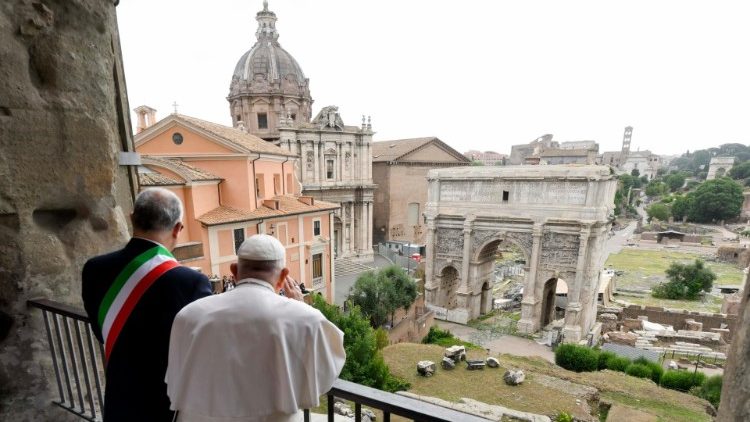 Pope Francis and the Mayor of Rome, Roberto Gualtieri, admire the Roman Forum from the Capitoline Hill