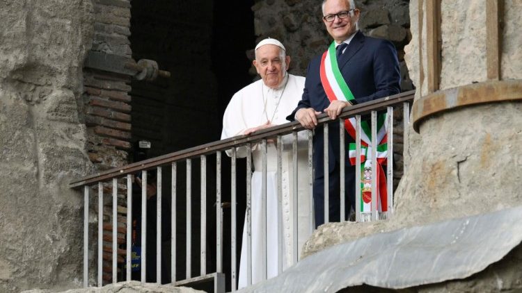 Papež a Gualtieri při pohledu z Tabulária