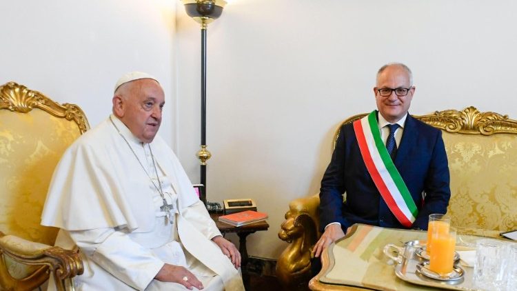 Un momento dell'incontro privato tra il Papa e il sindaco Gualtieri