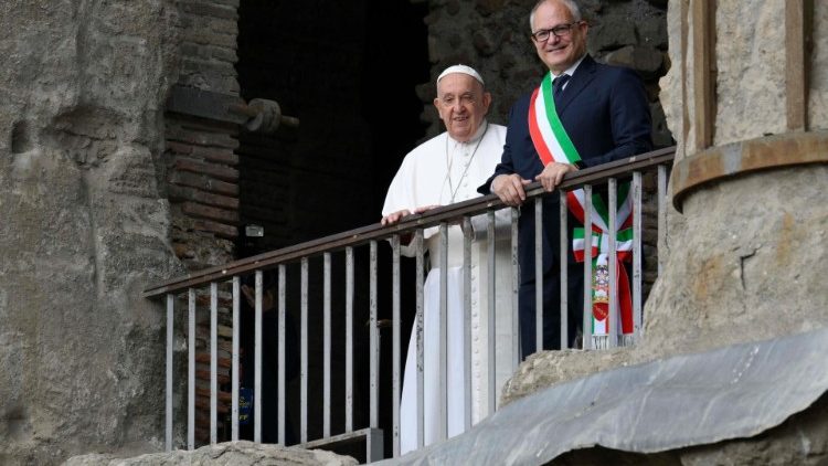 The Pope and the Mayor contemplate the Roman Forum