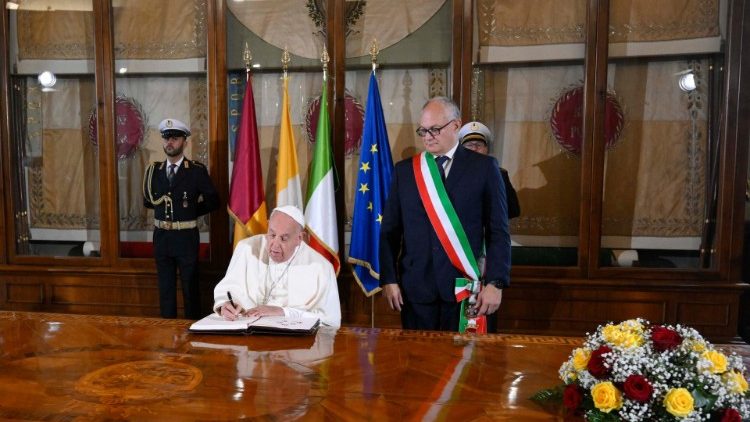 Il Papa firma il Libro d'onore in Campidoglio