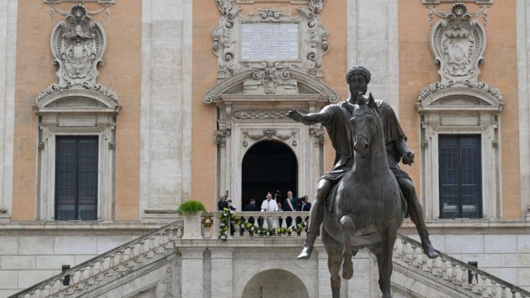 Il Papa e il sindaco Gualtieri con la statua di Marco Aurelio in primo piano