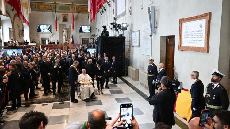 La targa commemorativa della visita papale