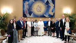 Ferenc pápa a Munkacsoport Kolumbiáért szervezet képviselőivel