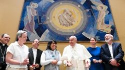 Le Pape et quelques membres du Groupe de travail pour la Colombie.