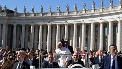 O Papa Francisco na Praça São Pedro durante a Audiência Geral