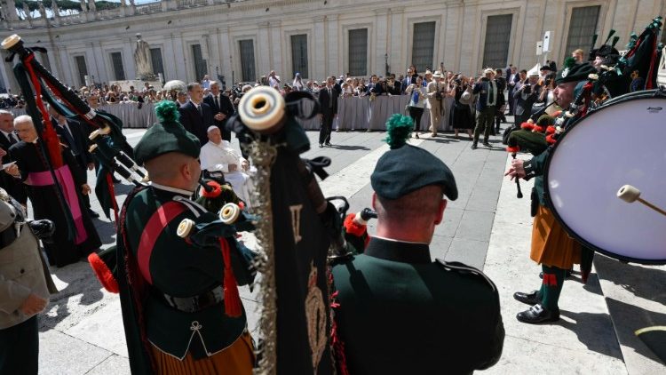 Glazbenici iz Irskog puka sviraju za papu Franju na Trgu svetog Petra ranije danas